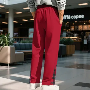 Dettaglio dei pantaloni sportivi rossi da uomo con inserti scozzesi laterali, vista posteriore.