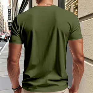 Vue arrière d'un t-shirt de sport vert olive sur un mannequin masculin musclé.