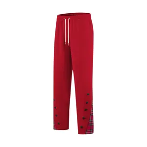 Dettaglio dei pantaloni sportivi rossi pesanti da uomo con patchwork scozzese