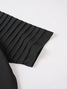 Détail rapproché de la texture plissée d'un t-shirt de sport noir pour hommes chic