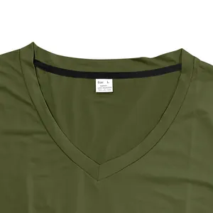 Détail du col en V et de l'étiquette de taille sur un t-shirt de sport vert olive
