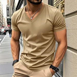 Vue détaillée d'un t-shirt à col en V pour hommes de couleur kaki style décontracté