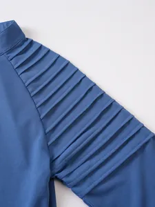 Détail d'un t-shirt de sport bleu pour hommes avec manches plissées texturées