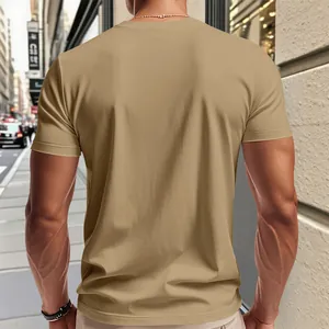 Vue arrière détaillée d'un t-shirt de sport kaki à col en V pour homme en ville