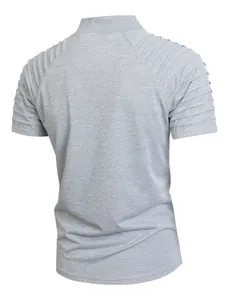 Λεπτομέρεια γκρίζου αθλητικού t-shirt με πλισέ υφή στους ώμους για άνδρες στο πίσω μέρος