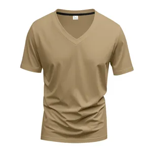 Détail d'un t-shirt de sport à col en V pour hommes kaki, séchage rapide pour tenue décontractée