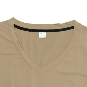Détail du col en V et de l'étiquette de taille sur un t-shirt de sport kaki en polyester