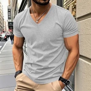 Vue détaillée du t-shirt à col en V gris pour homme, coupe ajustée, idéal pour l'été sportif