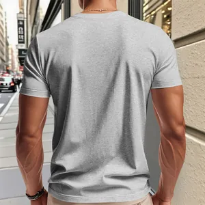 Vue de dos d'un t-shirt à manches courtes gris respirant pour homme en milieu urbain.