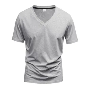 Gros plan d'un t-shirt gris col en V pour homme montrant la texture du tissu fin