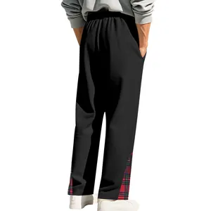 Vista posteriore dettagliata dei pantaloni sportivi neri pesanti da uomo con inserti a quadri
