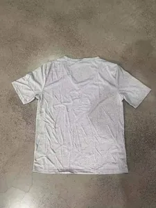 Vue arrière détaillée d'un t-shirt à col en V gris à séchage rapide pour hommes