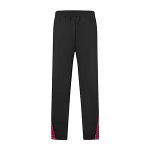 Vista posteriore di pantaloni sportivi neri da uomo con pannelli laterali scozzesi rossi