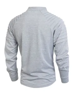 Vue arrière du t-shirt de sport gris à manches longues pour homme avec détails plissés.