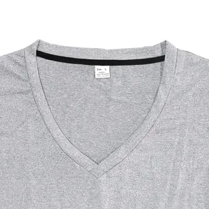Vue rapprochée du col en V d'un t-shirt de sport gris séchage rapide avec étiquette
