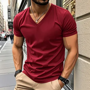 Zoom sur un t-shirt bordeaux pour homme à col en V, coupe athlétique et tissu respirant