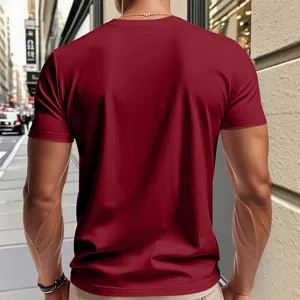 Vue arrière d'un t-shirt de sport pour homme rouge vin à séchage rapide dans la rue