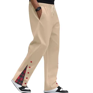 Dettaglio pantaloni uomo beige con spacco laterale a quadri e bottoni rossi