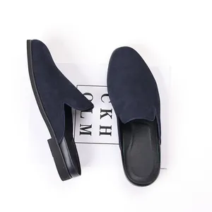 Gros plan sur des mocassins en daim bleu marine sans dossier, design épuré
