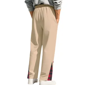 Vista posteriore di pantaloni beige da uomo con inserto laterale scozzese rosso