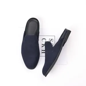Gros plan de mocassins sans talon en daim bleu marine pour hommes avec une semelle plate