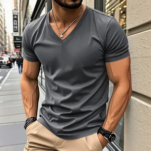 Détail du t-shirt gris à col en V pour hommes, séchage rapide et style décontracté