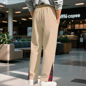 Dettaglio vista posteriore dei pantaloni tuta beige uomo con orlo rosso a quadri