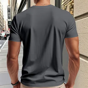 Vue arrière d'un homme portant un t-shirt de sport gris à séchage rapide en milieu urbain.
