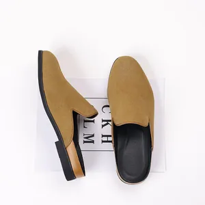 Vue de dessus de mocassins en daim pour hommes sur un fond blanc minimaliste