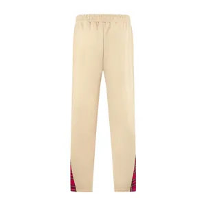Vista posteriore dettagliata dei pantaloni beige da uomo con inserti scozzesi rossi