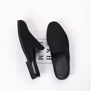 Vue détaillée des mocassins pour homme en daim noir sans talon sur fond blanc pur