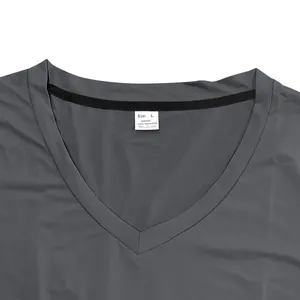 Vue détaillée de l'encolure en V d'un t-shirt gris pour homme avec étiquette