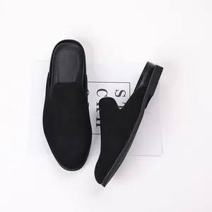 Vue détaillée des mocassins homme en daim noir sans talon à enfiler