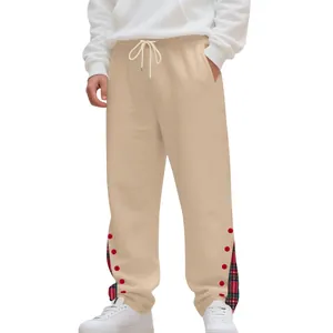 Vista dettagliata dei pantaloni sportivi beige da uomo con pois rossi e patchwork scozzese