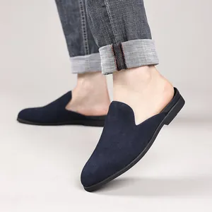 Gros plan sur des mocassins mules pour hommes en cuir nubuck bleu marine style été.