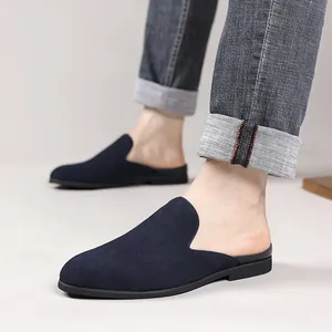Gros plan sur les mocassins sans talon en daim bleu marine pour hommes, texture de luxe