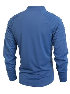 Sudadera azul de hombre con media cremallera y hombros plisados, vista posterior.