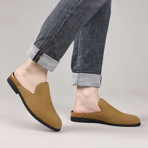 Détail rapproché des mocassins sans talon en daim marron pour hommes en été