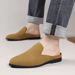 Gros plan de mocassins pour hommes en daim beige sans talon au design slip-on.