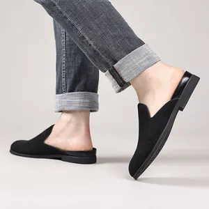 Vue rapprochée de mocassins homme en daim noir sans talon avec design à enfiler facile