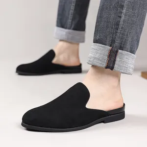 Gros plan de mocassins sans talon en daim noir pour hommes pour un look d'été chic