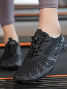 Zapatos de agua negros minimalistas con diseño de cinco dedos y malla transpirable