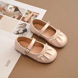 Elegantes zapatos de princesa rosas para niñas con perlas y suela blanda para bebés.