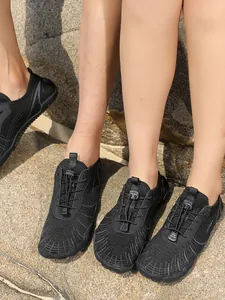 Zapatos de agua negros antideslizantes para parejas con malla transpirable y puntera