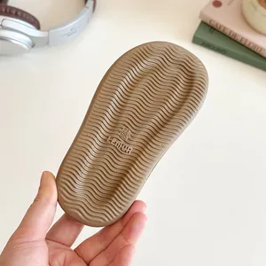 Suela antideslizante con ondas para lindas zapatillas de verano para niños.