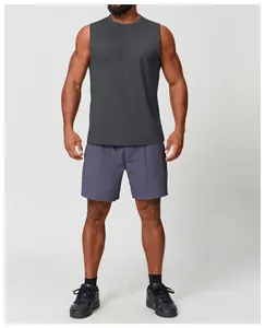 Vista dettagliata di un gilet sportivo da uomo grigio scuro senza maniche per fitness
