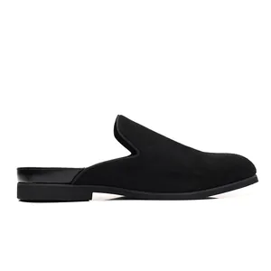 Mocassins pour hommes en daim noir sans talon avec design slip-on sur fond blanc