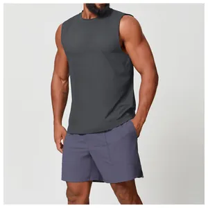Modello maschile che indossa una canotta sportiva grigio antracite e pantaloncini