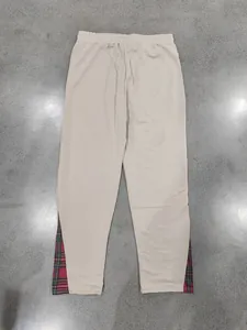 Vista posteriore di pantaloni della tuta da uomo con patchwork a quadri rossi sui bordi
