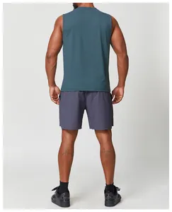 Vista posteriore di un uomo che indossa un canotta sportiva verde petrolio e pantaloncini.